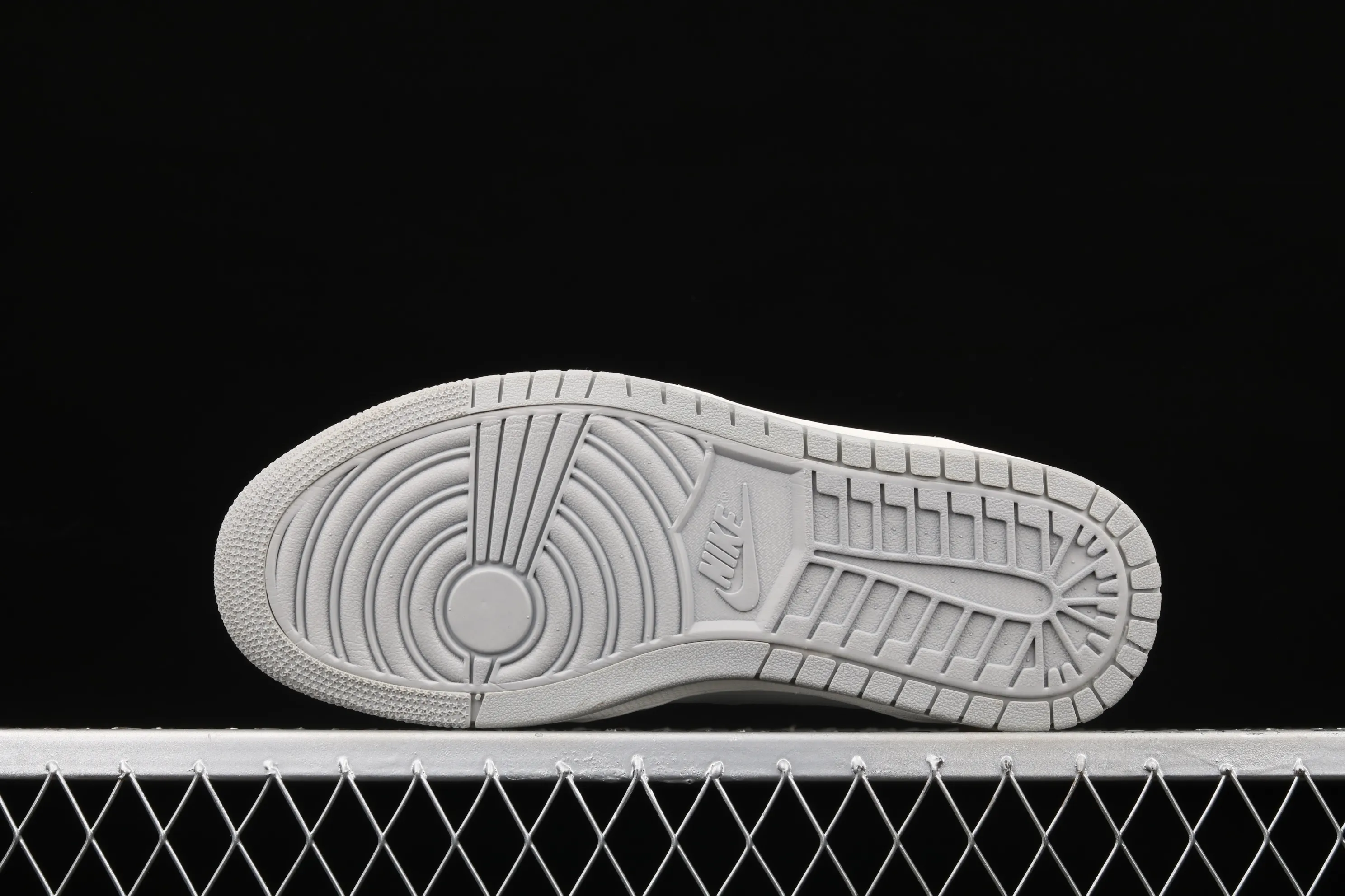 All categories Air Jordan Jordan series basketball shoes Air Jordan 1 High Z version Air Jordan 1 Zoom Comfort "London" AJ1 Joe 1 light gray color DH4268-001